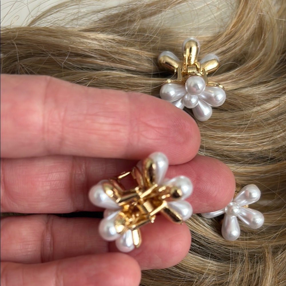 ❤️3/$15❤️ Elegant Pearl Flower mini Hair Claw Clips, set of 4 - Picture 4 of 8